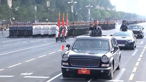 习近平向广场观礼台上的各界代表挥手致意