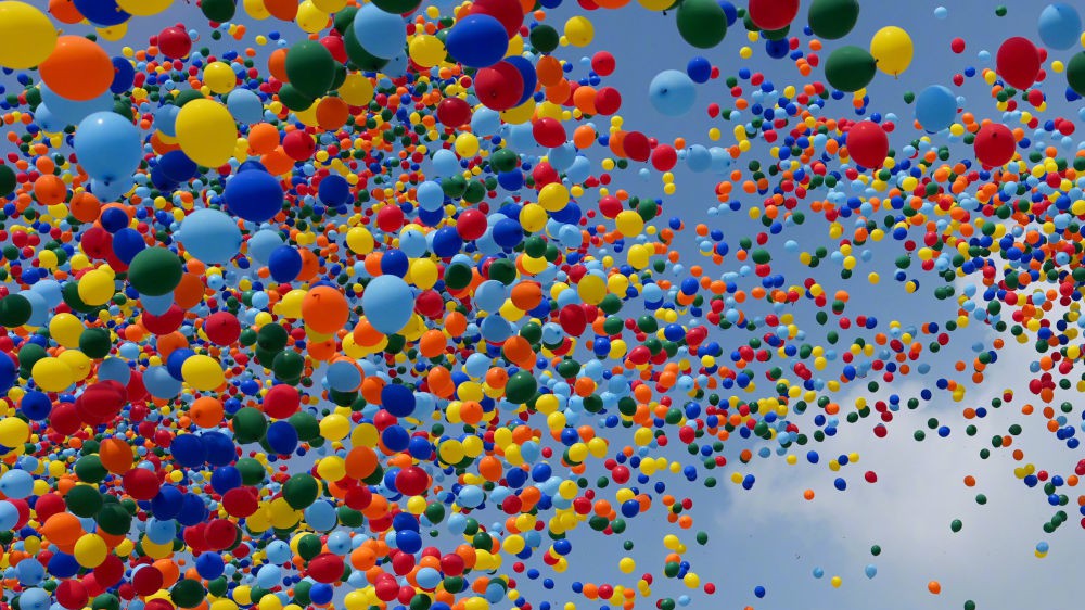 彩色气球腾空而起