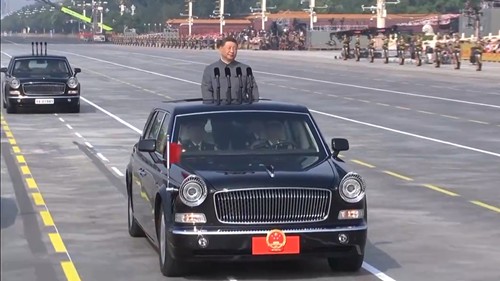 习近平以注目礼向党旗、国旗、军旗庄严致敬