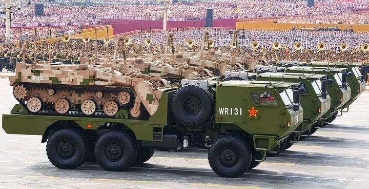 陆上无人装备亮相阅兵场 军事专家：可为登陆和城市作战提供超强助攻