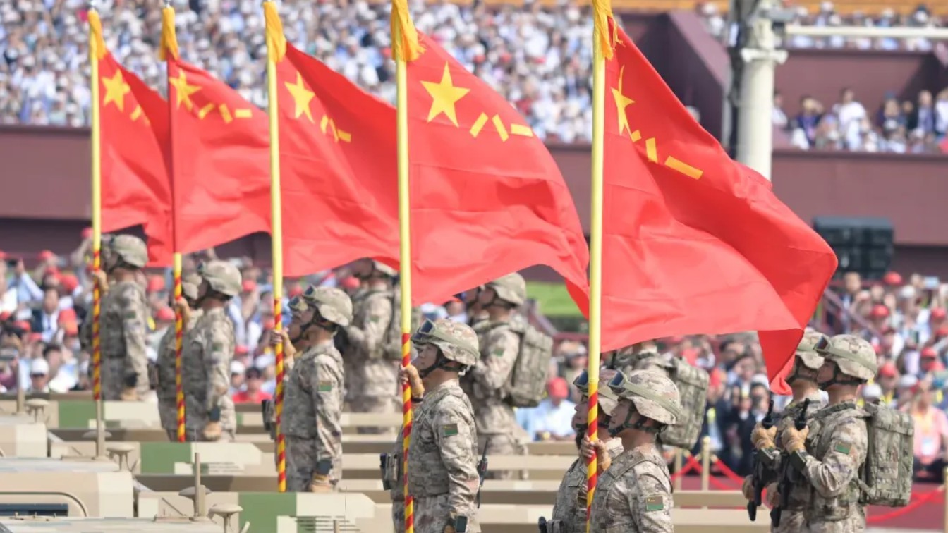 猛士突击车上的荣誉旗帜从何而来？揭秘战旗方队背后的英雄赞歌