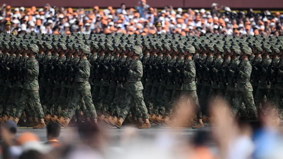 中国排面！新型军兵种和武警部队方队首次擎旗亮相