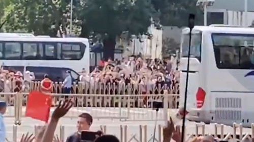 致敬中国军人！群众来到街头欢送