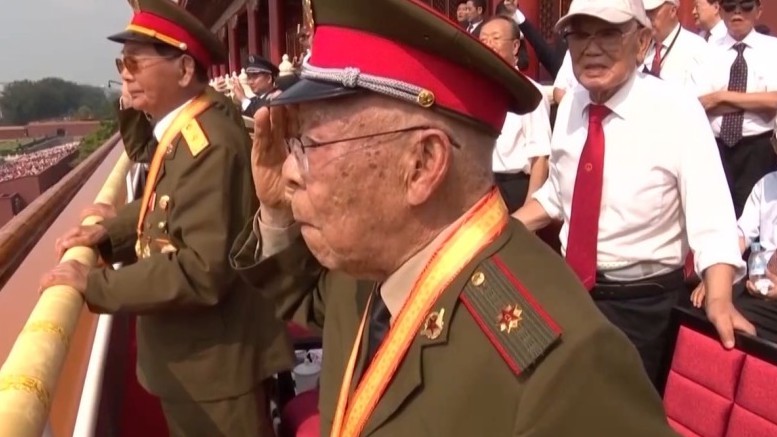 一身勋章，满是荣光！90多岁抗战老兵亲历阅兵仪式