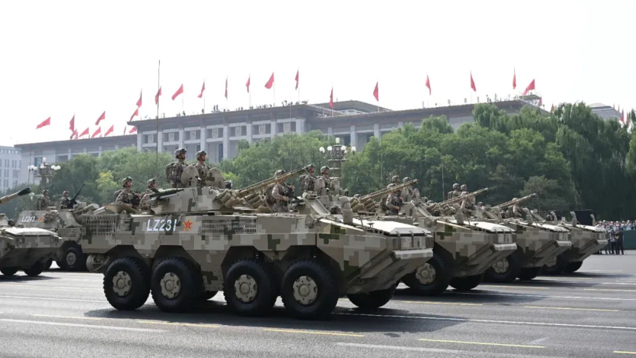 【环时解读·阅兵装备看点】三型轮式两栖战车集中亮相 专家：登陆之后可以以快制胜