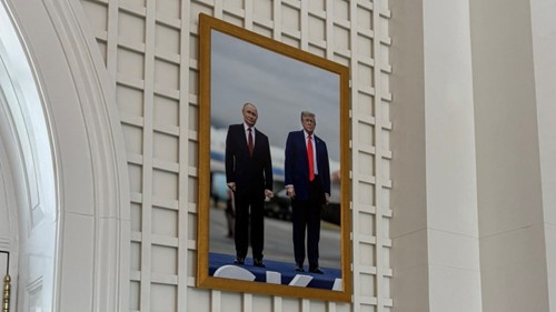 美媒：白宫悬挂特朗普与普京的合影