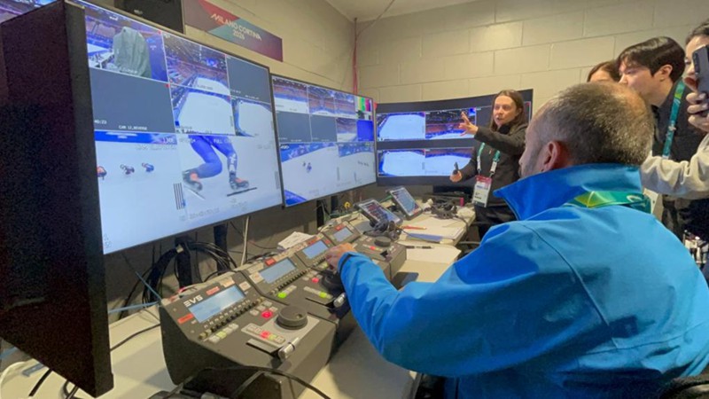 短道速滑主裁判身后，有双“火眼金睛”