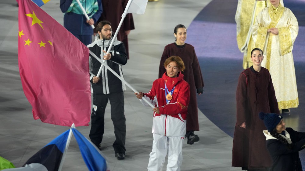苏翊鸣高举五星红旗入场！米兰冬奥会闭幕！