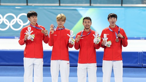 中国队获冬奥会速度滑冰男子团体追逐赛铜牌