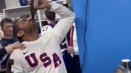 FBI局长同美国冰球队泼洒酒水庆夺冠，美网民：你管这叫工作？