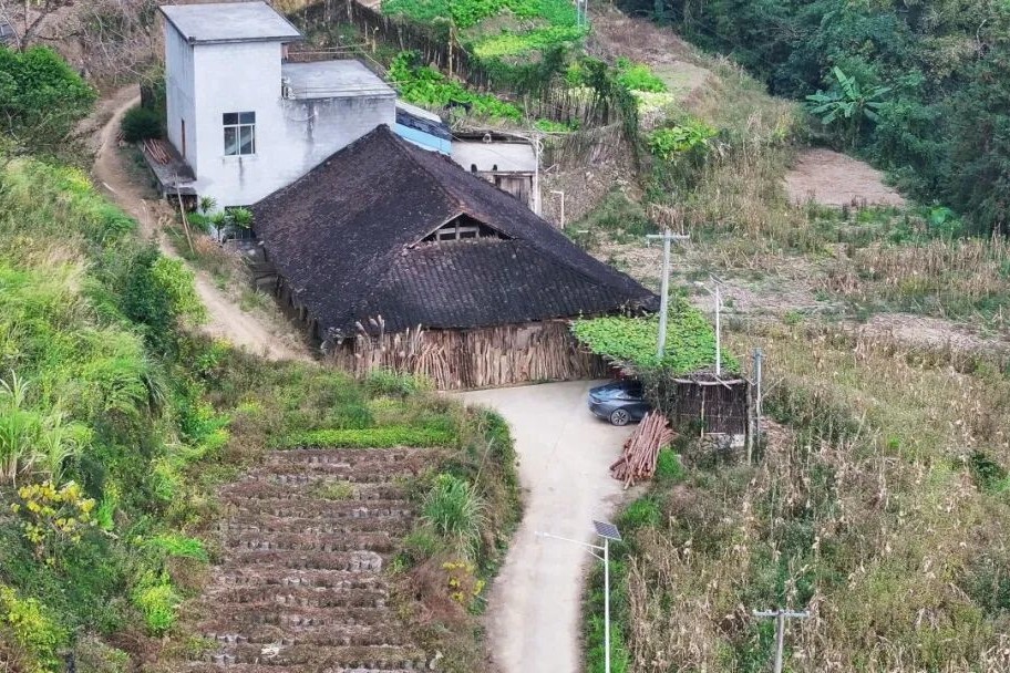 文秀花开处，铁路进山来