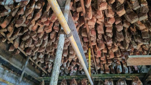 陕西镇安：乡村腊肉“熏”出年味幸福来