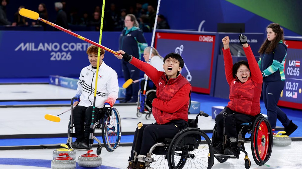中国队获冬残奥会历史首枚轮椅冰壶混双金牌