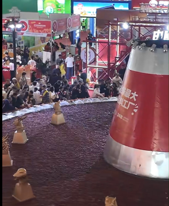 春糖趣闻｜糖酒会放大招：可容纳200人同时用餐的大火锅