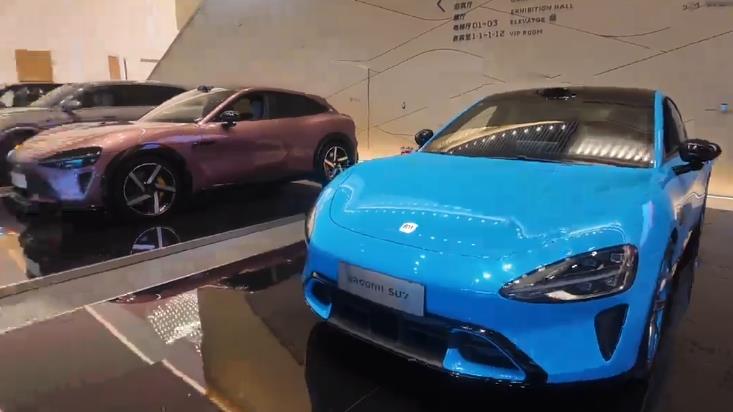  环球网 | “京速驰骋” 展区人气火爆，外宾争相体验北京新能源汽车