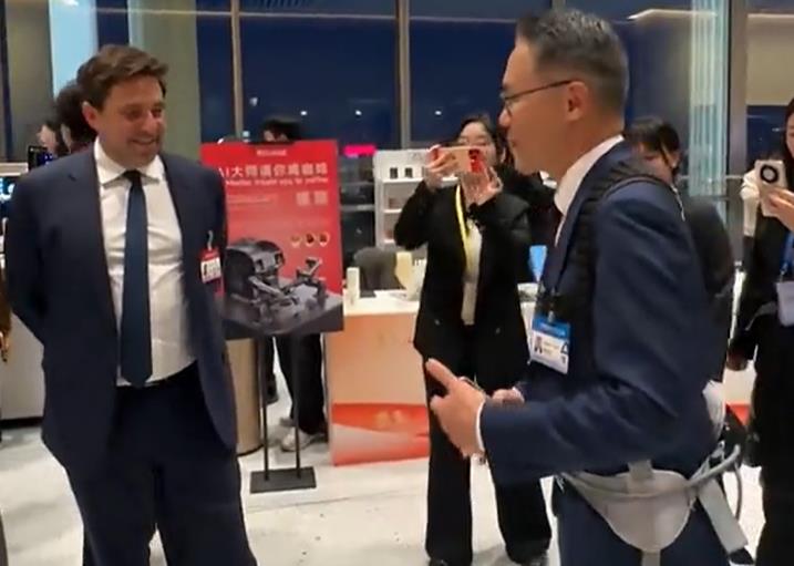 北京日报 | 满场溜达、逢人就展示！麦肯锡中国区主席现场体验智能外骨骼设备 