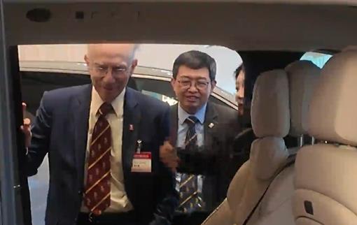 环球网 | 现场外宾秒变中国新能源汽车“夸夸侠”