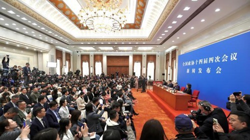 两会首场发布会传递信心 外媒指“中国定目标挑战自己”