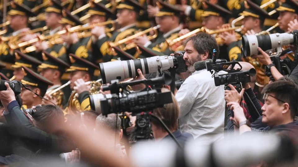 外媒记者在大会上采访