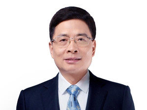 周云杰代表：AI和人是共存的，不是替代关系