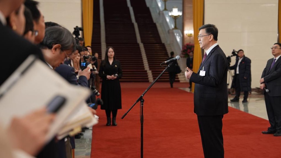 首场“部长通道”集中采访活动举行