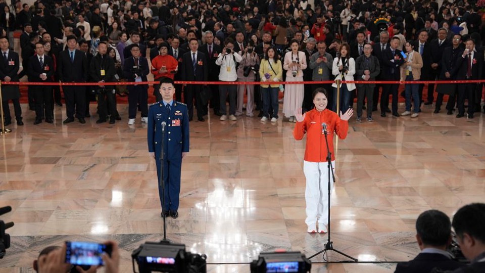 首场“代表通道”集中采访活动举行