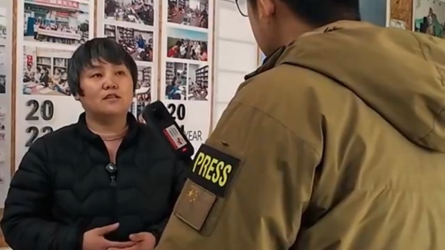 村口小卖部里的全国人大代表