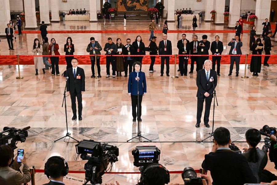 全国政协十四届四次会议第二场“委员通道”集体采访活动举行