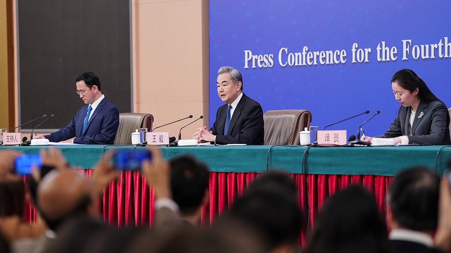 王毅回答中外记者提问