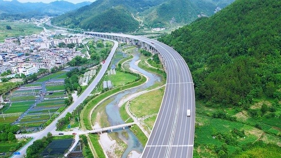 云雾山间飞虹起 一路风光入画来