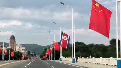 热烈欢迎习近平 平壤飘扬中朝国旗