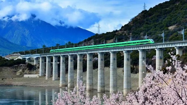 穿越雅鲁藏布江，这条铁路今年5岁啦！