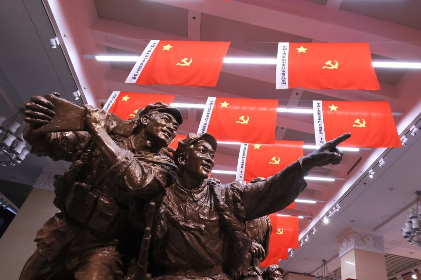 “伟大的远征——纪念中国工农红军长征胜利90周年主题展览”在京开幕