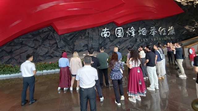 “南国烽烟”未远 中外网红在赣南这座纪念馆里对话历史
