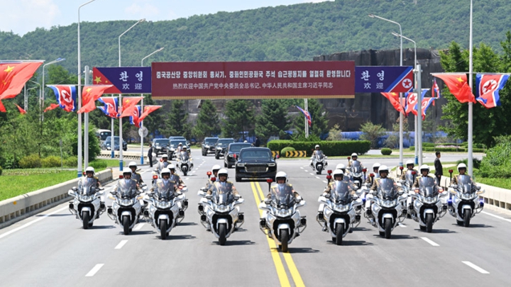 高清大图丨朝鲜民众热烈欢迎习近平