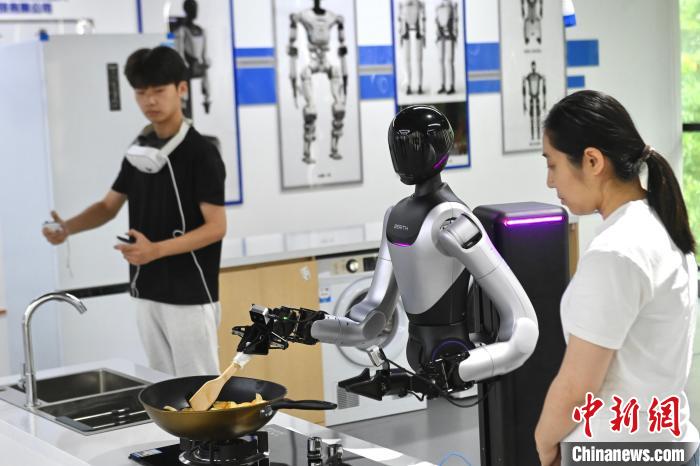 图为人形机器人正在执行烹饪指令。中新社记者 韩苏原 摄
