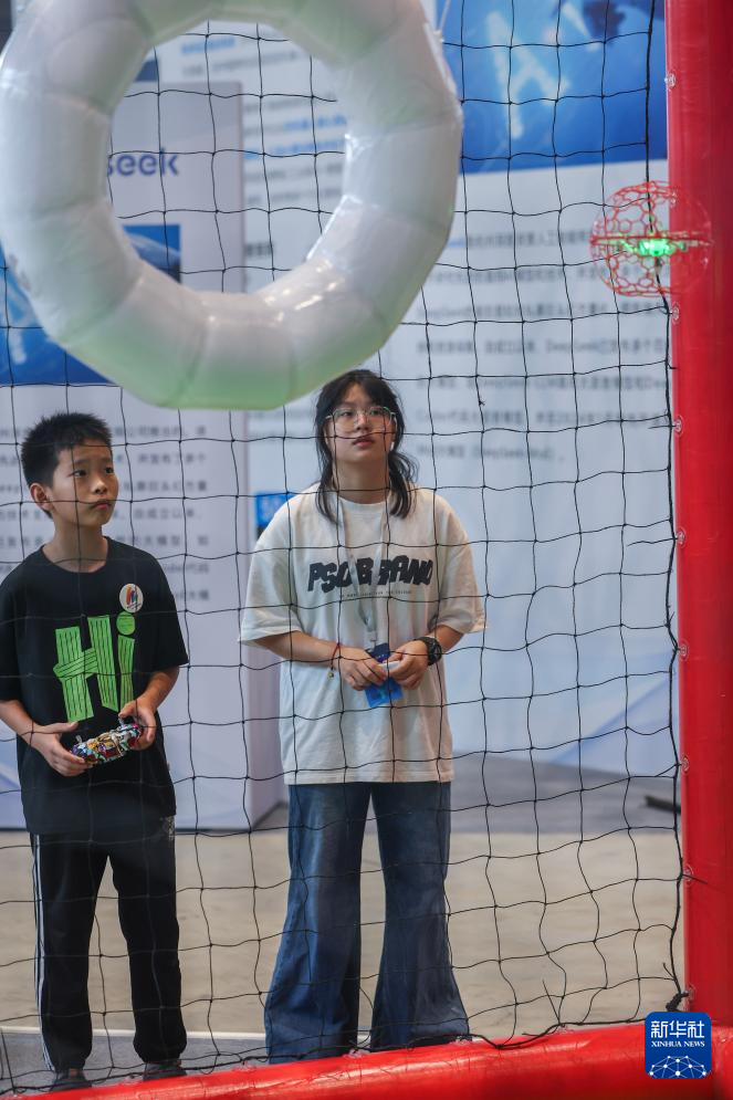 8月17日，在青少年科技嘉年华上，青少年在进行无人机游戏比赛。 8月15日至25日，首届乌镇青少年科技嘉年华在浙江省桐乡市乌镇举行。这场为期11天的科技盛宴，汇聚4万余名全球青少年科技爱好者，让千年水乡古镇成为连接当下与未来的“科技体验场”。 作为世界互联网大会永久举办地，乌镇此次联动互联网之光博览中心、互联网国际会展中心、世界互联网科技馆三大场馆，打造青少年科技嘉年华，推出“赛、学、玩”三大板块，通过举办全国青少年劳动技能与智能设计大赛、全国青少年信息素养大赛、全国青少年人工智能创新挑战赛，打造沉浸式体验的“未来实验室”，开设“全球科技灵感市集”等，为青少年搭建起展示智慧、激发创新、触摸未来的综合平台。 新华社记者 徐昱 摄