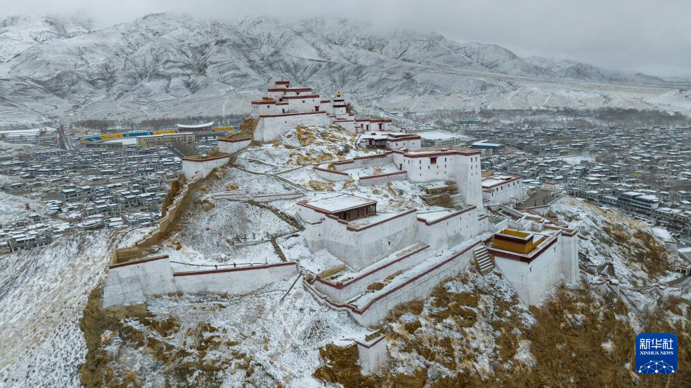 高原春雪润良田 古堡银装迎丰年