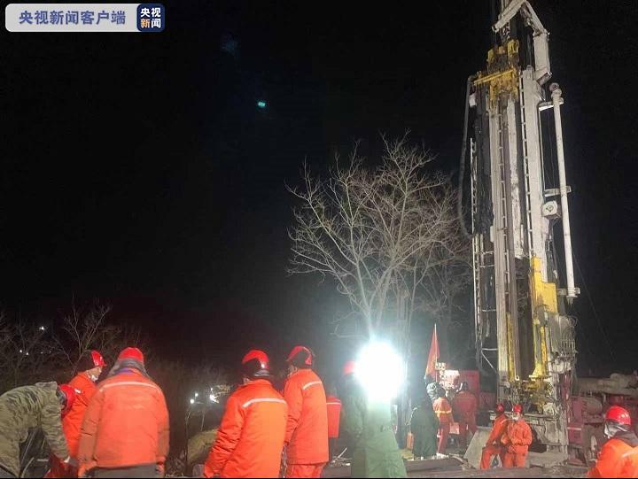 山东栖霞五彩龙金矿爆炸事故救援最新进展:3号钻孔正在下套管 将持续