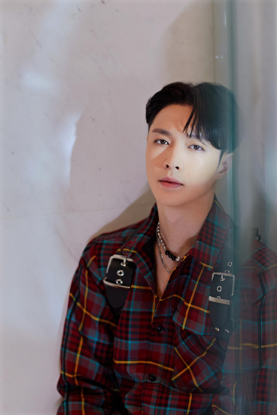 张艺兴身着格纹套装演绎清爽学院风