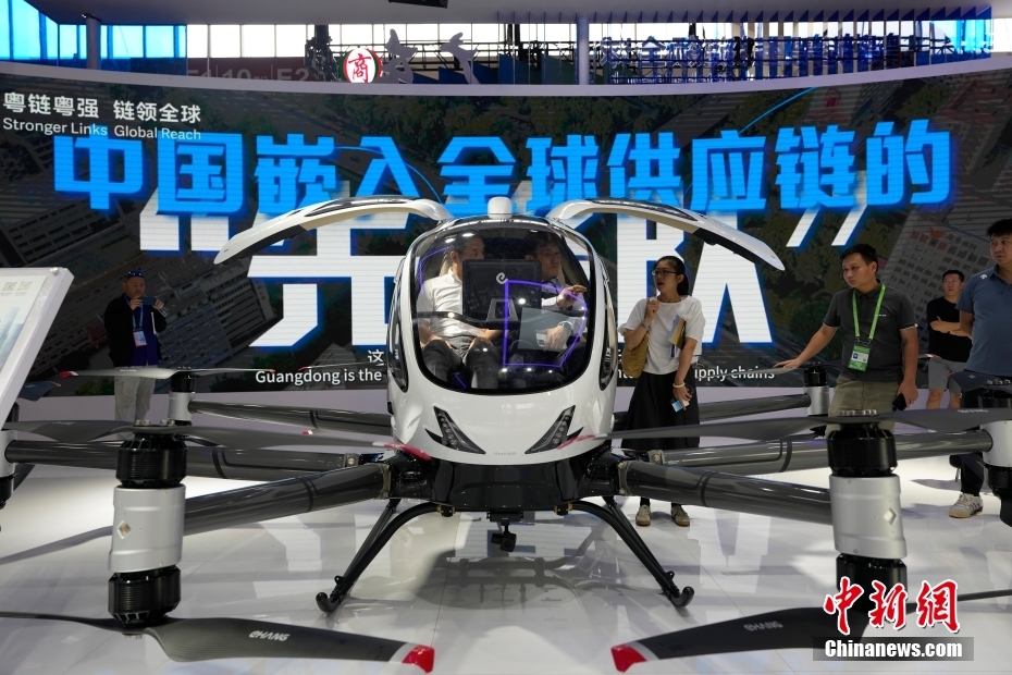 中新社记者 赵文宇 摄 7月16日，第三届中国国际供应链促进博览会在北京开幕。本届链博会设置先进制造链、智能汽车链、绿色农业链、清洁能源链、数字科技链、健康生活链等6大链条和供应链服务展区，共有75个国家和地区，651家企业和机构参展，境外参展商占比达35%。图为在主宾省广东省展台，展出的亿航EH-216S无人驾驶载人航空器吸引观众乘坐体验。