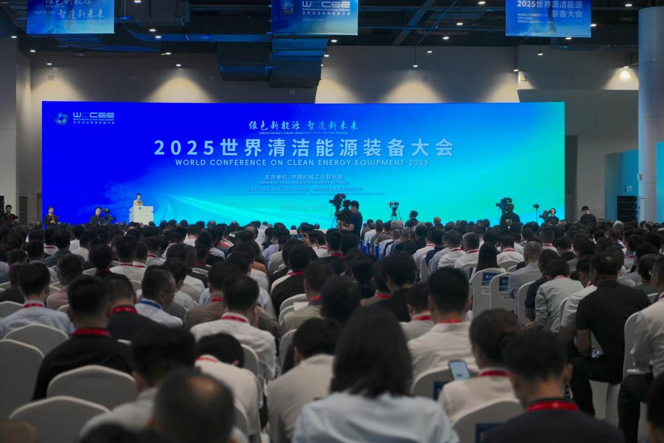 东电集团自主研发“15兆瓦纯氢燃气轮机”亮相2025世界清洁能源装备大会