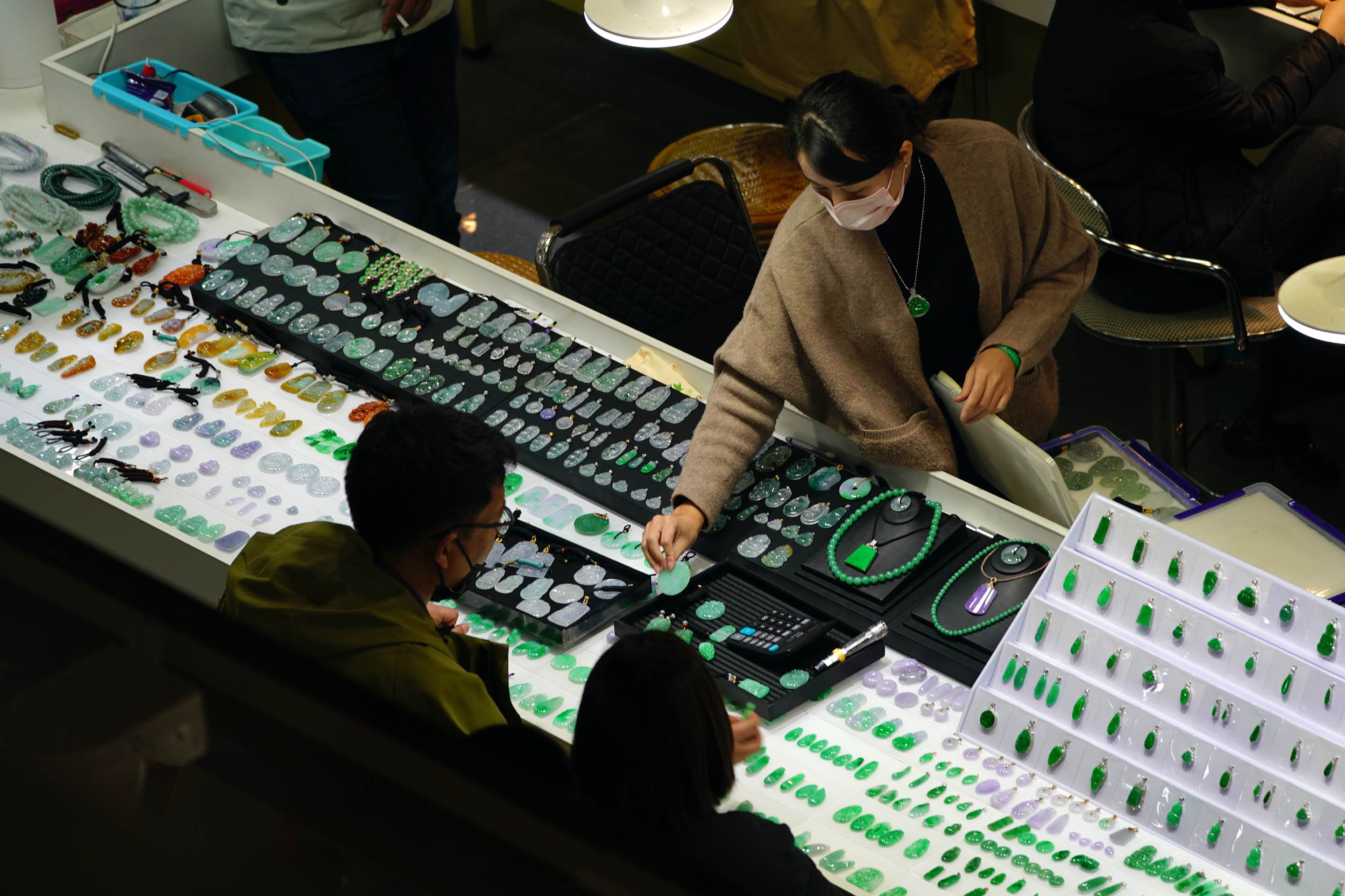 游客在瑞丽"多宝之城"选购翡翠.樊巍摄