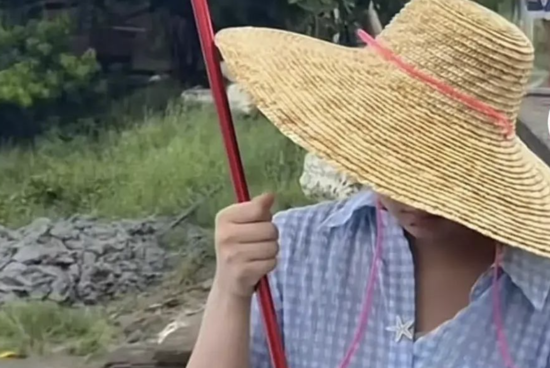 全红婵晒划船视频！草帽遮脸配文 “这谁啊”