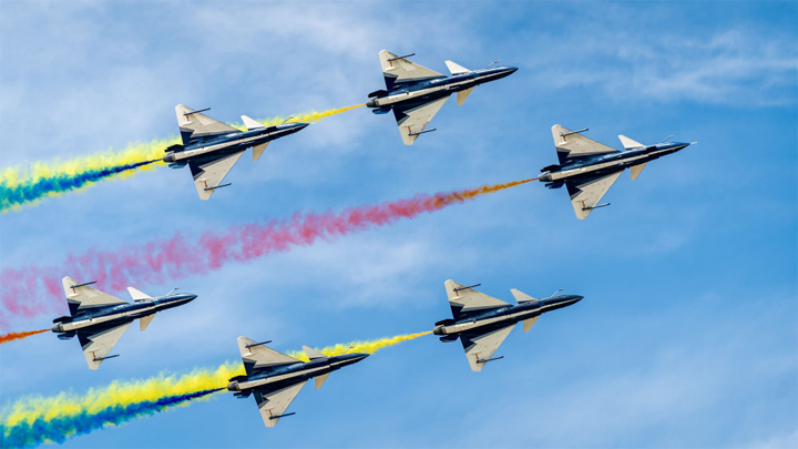 人民空军，生日快乐!