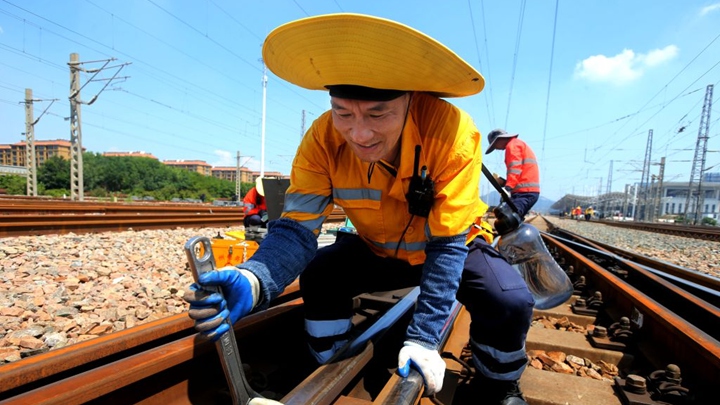 江苏连云港：坚守岗位的铁路人