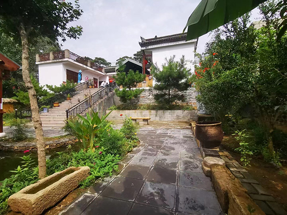 图为磨沟村修建的乡村民宿.