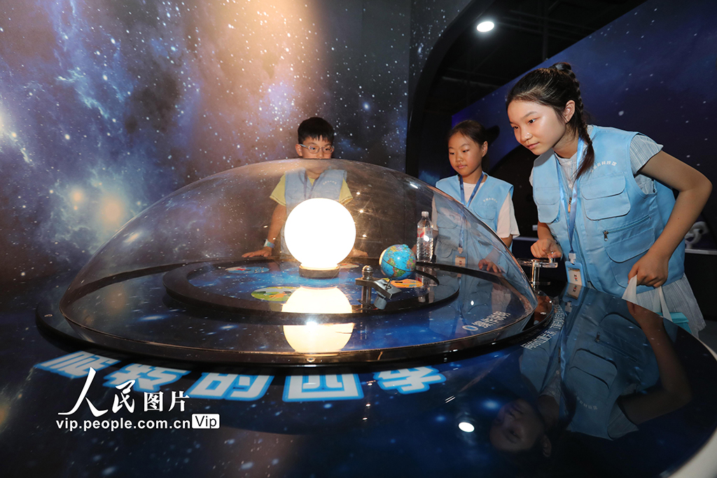 安徽蒙城：夏令营里“学”科技【6】 2025年7月20日，安徽省蒙城县科技馆“暑期夏令营”开营。夏令营活动以“探索科技奥秘，共筑科学梦想”为主题，每期30人，通过参观、课程学习、互动体验等环节，让孩子们探究科学奥秘，感受科技的魅力。胡卫国摄（人民图片网）