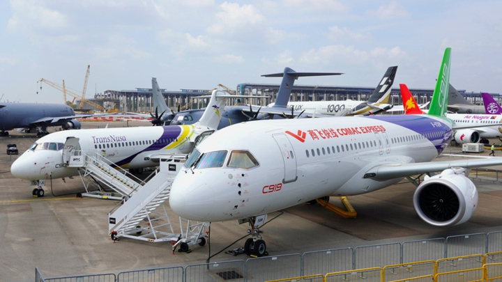 C919、C909联袂亮相新加坡航展