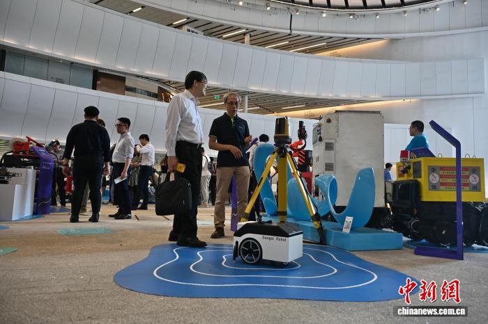 图为现场人士参观展览。中新网记者 李志华 摄